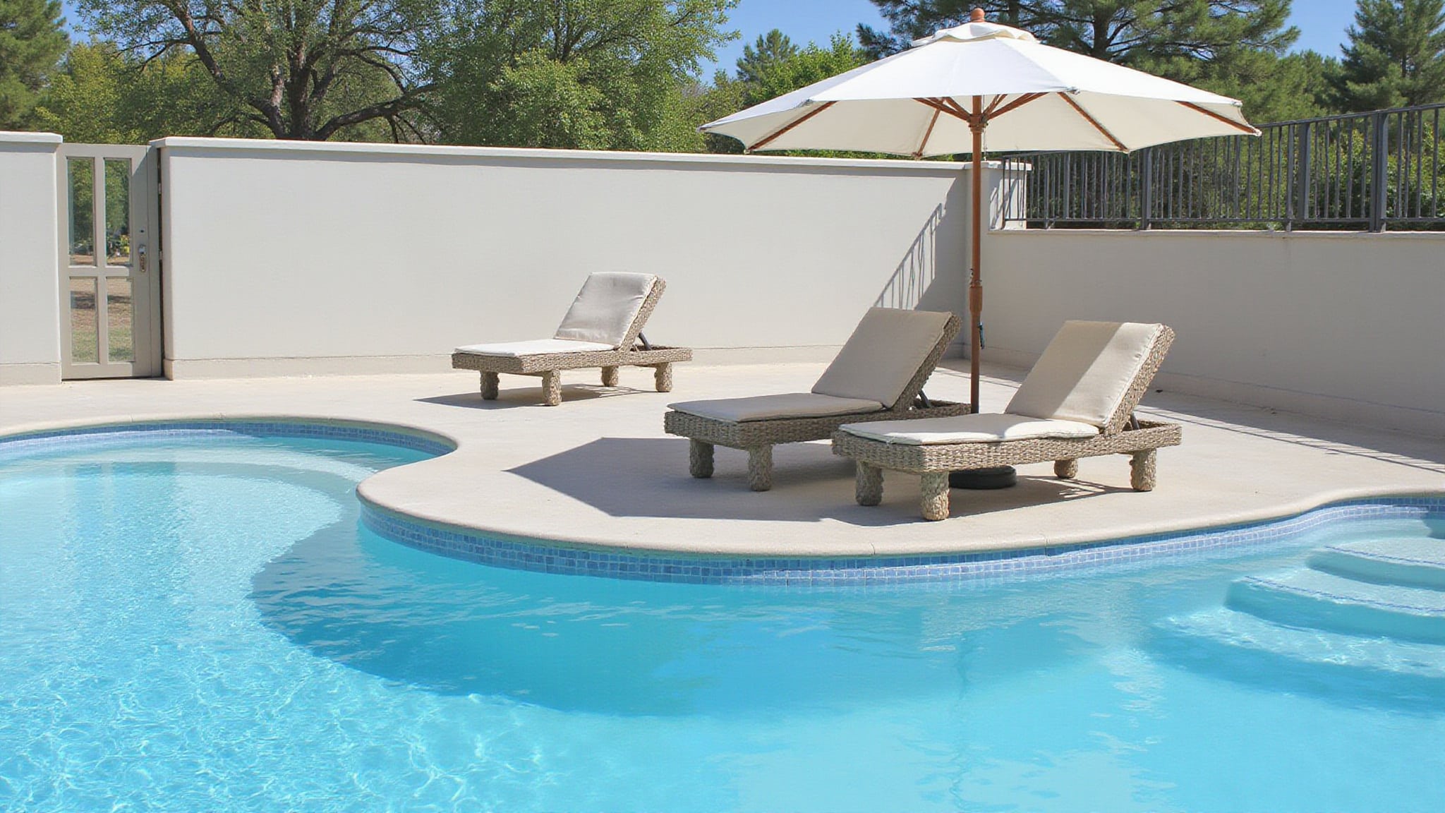adds comfort with tanning ledge